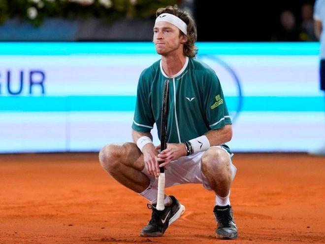 前锋对抗时 前锋对抗时